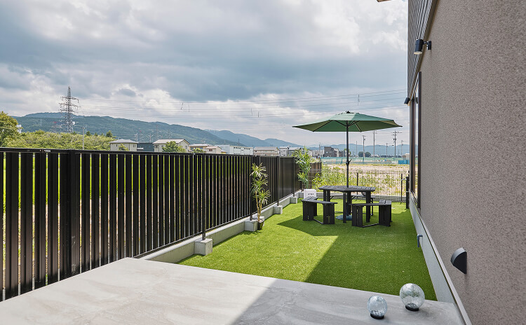 開放的なテラス|イメージ写真